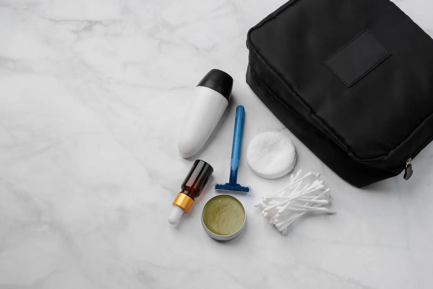 Вид сверху на сумку для туалетных принадлежностей и ассортимент товаров