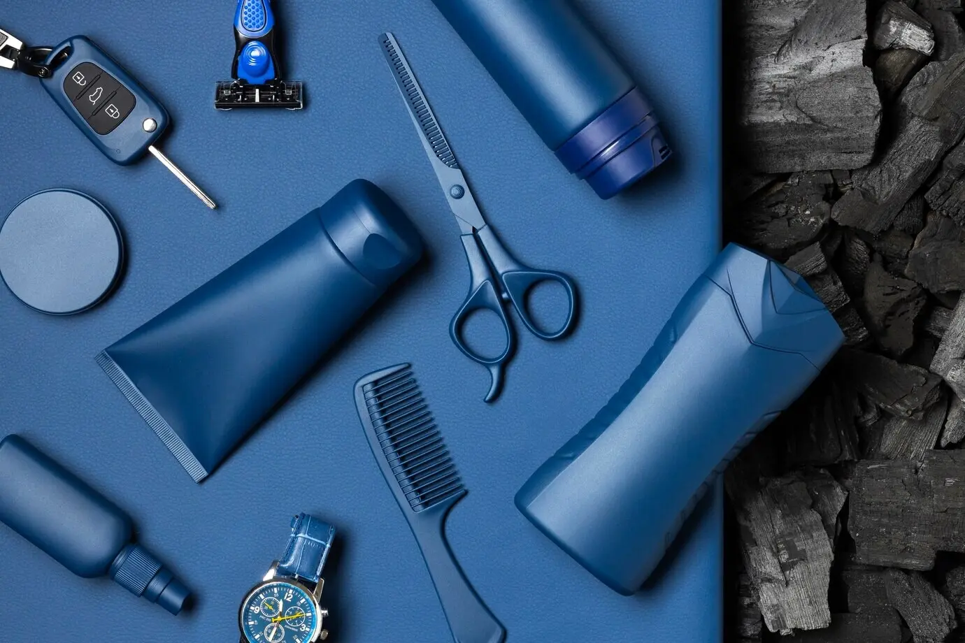 Вид сверху на предметы для мужского ухода за собой