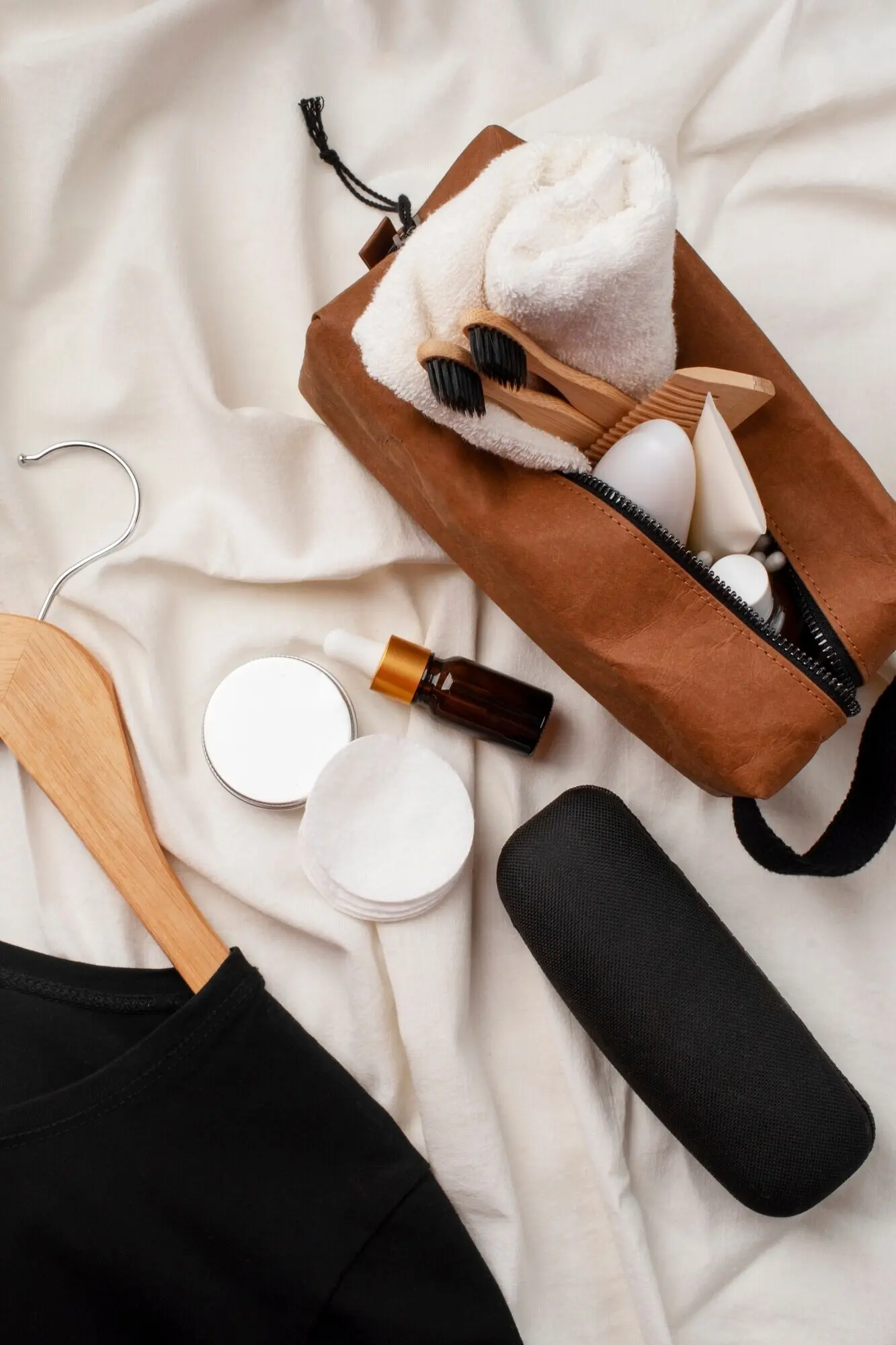 Вид сверху: косметичка и раскладка товаров.