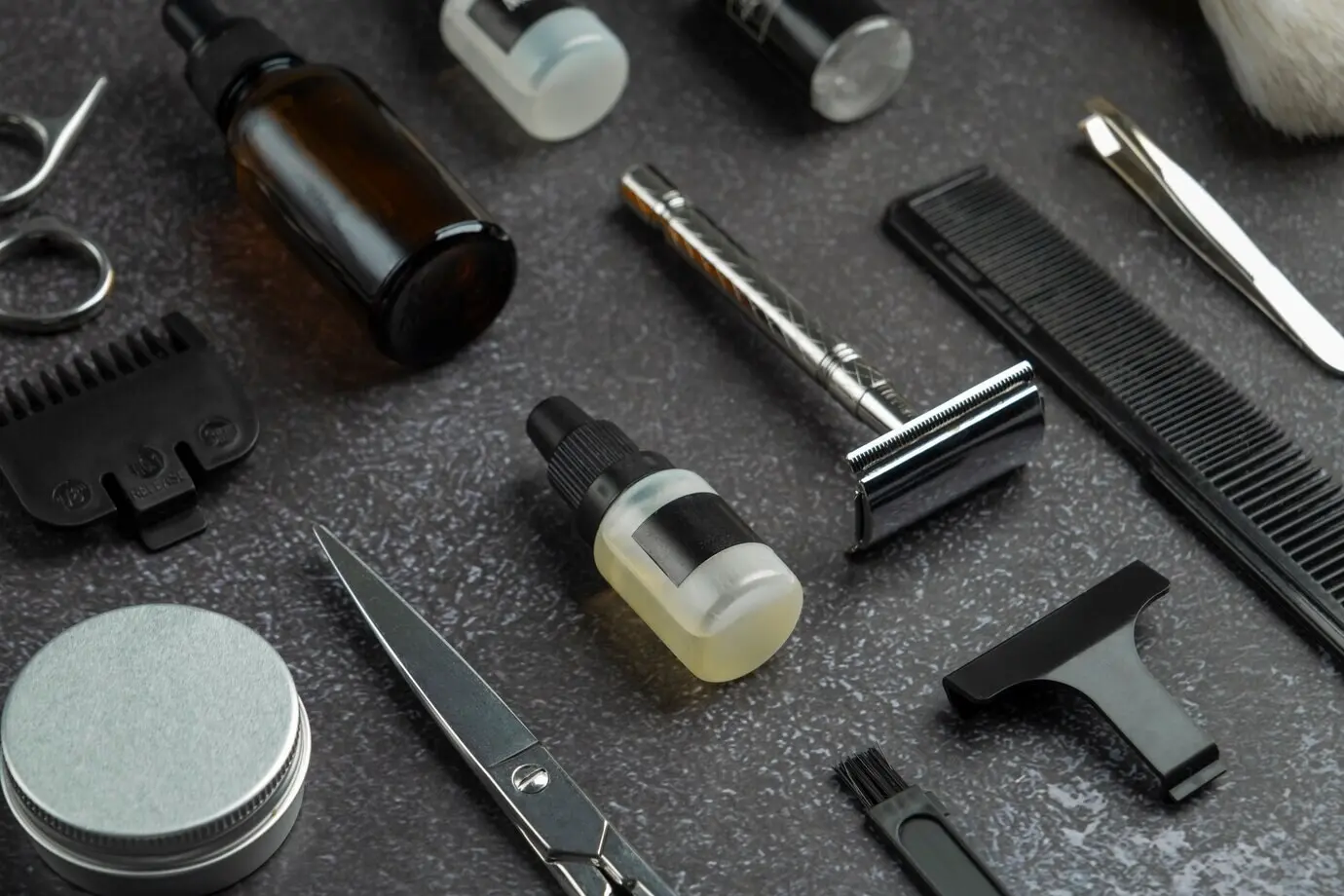 Пожалуйста, пришлите исходный текст описания на русском, чтобы я мог его перефразировать.